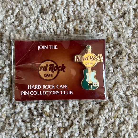 Hard Rock Cafe Green Guitar Pin Collectors Club - Picture 1 of 3